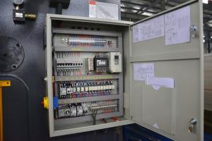 HPJ-1340K 
  Электро-шкаф  
  Служит для размещения электрооборудования станка  В станках серии HPJ-K используется электрооборудование компаний Siemens и Schneider Electric   
