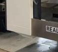 RealRez VMC850 Siemens 828D 
  Устойчивость  
 Широкое опорное основание станка имеет отверстия для крепления болтами к полу, что делает станок устойчивым во время работы  
