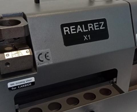 REALREZ 
  Безопасность  
 Защитный кожух препятствует вылету стружки и делает эксплуатацию безопасной  
