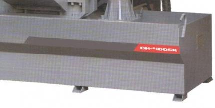 REALREZ DH-400SK 
  Устойчивость  
 Широкое опорное основание станка имеет отверстия для крепления болтами к полу, что делает станок устойчивым во время работы  
