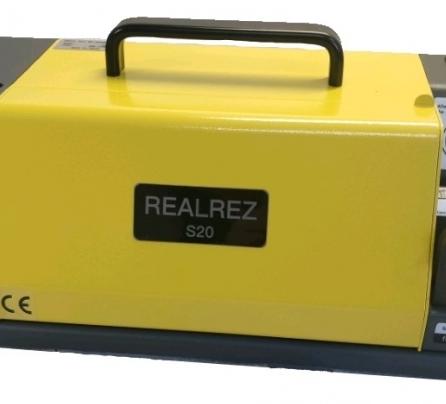 REALREZ S20 
  Безопасность  
 Защитный кожух препятствует вылету стружки и делает эксплуатацию безопасной  

