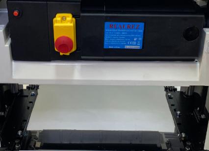 RealRez  RWP 330-2000W 
  Рабочий стол  
 Идеально гладкая поверхность стола облегчает процесс подачи заготовки благодаря хорошему скольжению  
