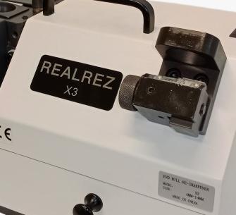 REALREZ 
  Безопасность  
 Защитный кожух препятствует вылету стружки и делает эксплуатацию безопасной  
