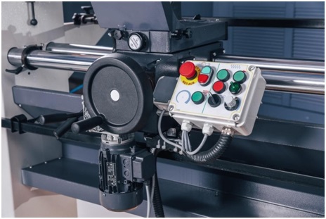 OSTERMANN CL 1200 AUTO  Пульт управления  Удобно расположен на передней части станка  На пульте расположены кнопки: включения / выключения вращения заготовки, перемещения суппорта с резцами; кнопки прямого и обратного хода суппорта, переключатель ...