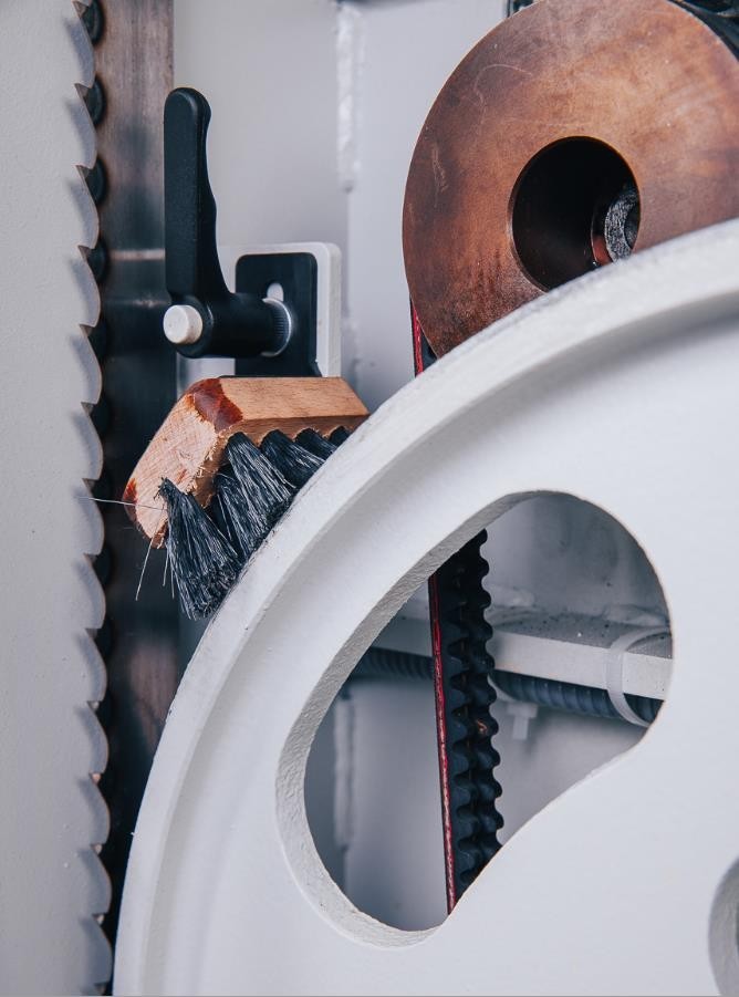 OSTERMANN BS 50  Очистка шкивов  На нижнем шкиве специальная щетка убирает пыль, опилки с поверхности шкива  Предотвращается соскок пильного полотна из-за попадания под него грязи 