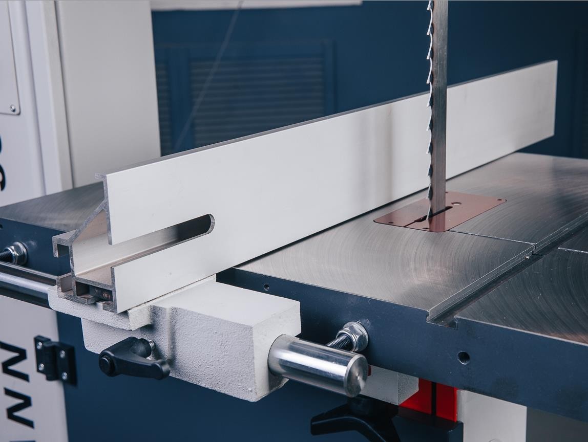 OSTERMANN BS 50  Направляющая линейка  Направляющая линейка перемещается по высокоточной направляющей, что позволяет удобно настраивать станок на требуемую ширину пропила 