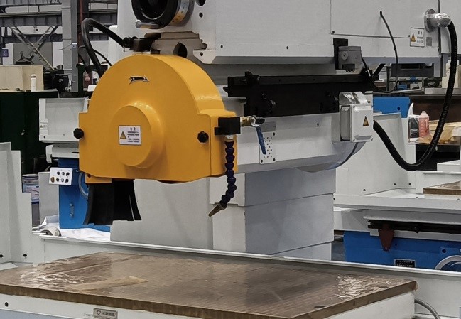 UNIVEQ USG 30100H  Колонна шлифовального узла  Изготовлена из высококачественного чугуна  Суппорт шлифовального узла перемещается (подъем/опускание) при помощи передачи винт-гайка с предварительным регулируемым натягом по направляющим скольжения  ...