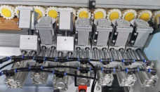 Filato FL-6000RS  Пресс группа  Состоит из 7-ми до прессовочных Ø 70 мм роликов обеспечивают надежную фиксацию кромочного материала на торец заготовки, 2 из них под углом 45°  Регулировка площадки прижимной группы на толщину кромочного материала о...