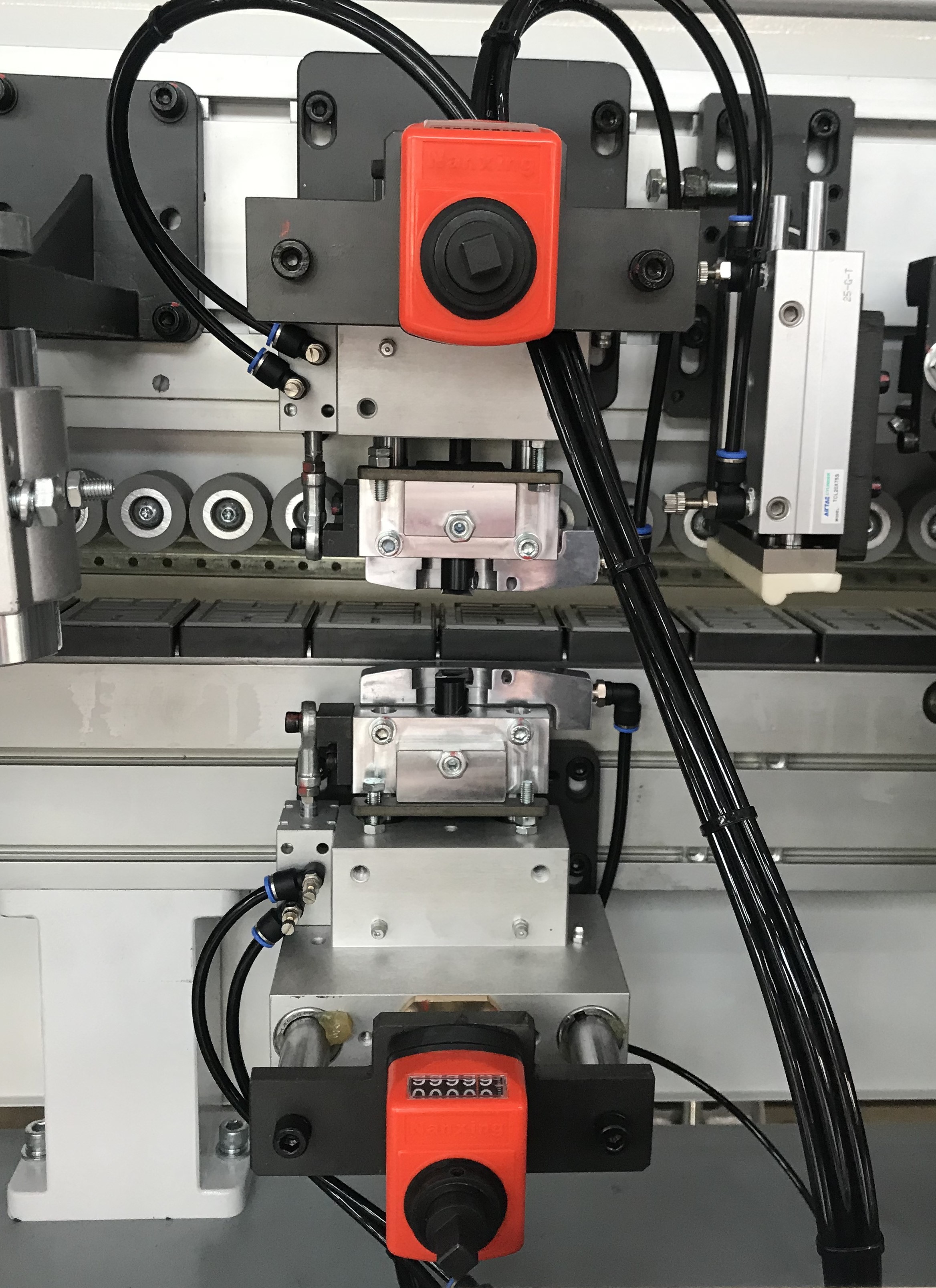 Filato FL-6000RS  Узел плоской циклевки  Предназначен для идеальной финишной обработки поверхности заготовки по плоскости  За счет двух четырехсторонних пластин с плоским сечением ножа, расположенных сверху и снизу заготовки, убирает остатки клея ...