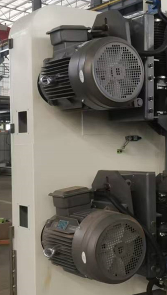 EcoWood-102P  Привод пильного узла  Вращение шкивов осуществляется с помощью мощных электродвигателей по 15 кВт и клиноременной передачи  Мощности двигателей достаточно, чтобы с легкостью справляться с пилением даже твердолиственных пород 