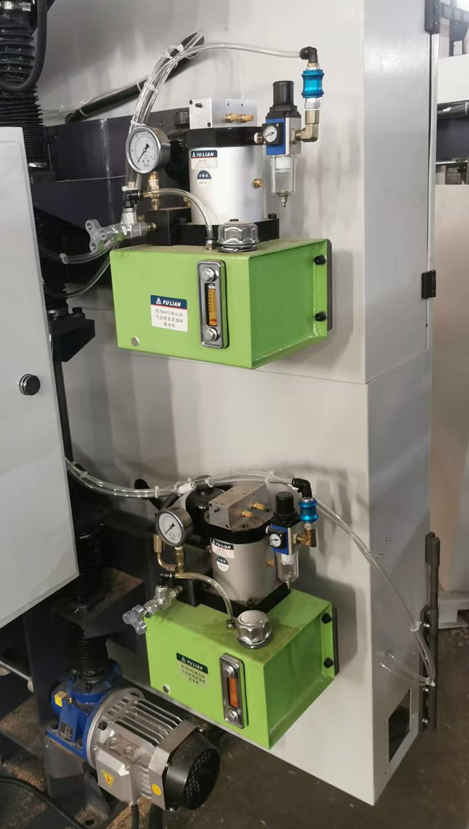 EcoWood-102P  Система натяжения пил  Натяжение пильных лент во время работы станка осуществляется с помощью гидроцилиндров  Применение гидравлики позволяет более точно отслеживать и компенсировать нагрев и удлинение пильной ленты по сравнению с ме...