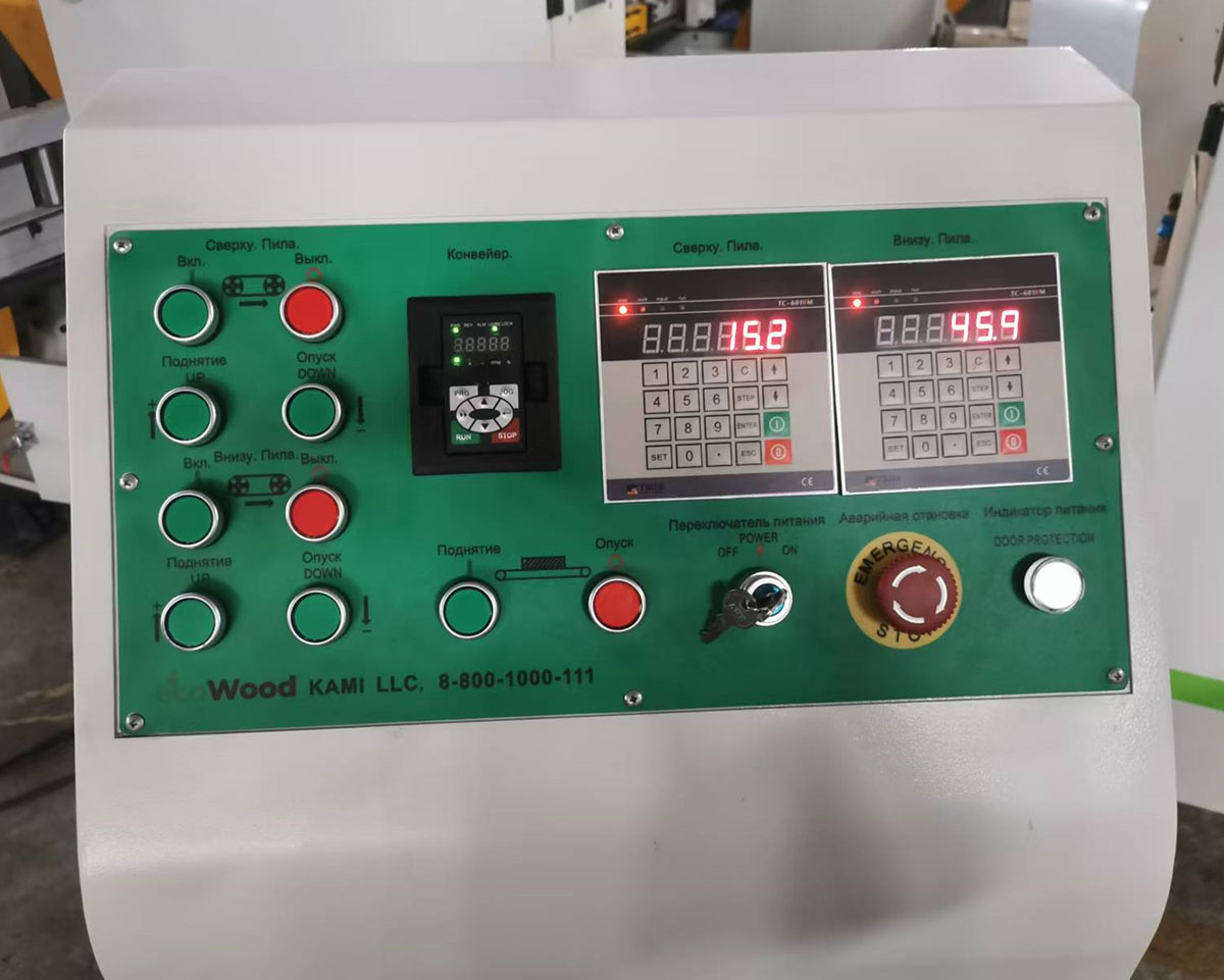 EcoWood-102P  Выносной пульт управления  На пульте управления расположены кнопки запуска и остановки, управление подающим транспортером  и натяжением ленточных пил, настройки пильных узлов на заданный размер с точностью до 0,01 мм  Выносной пульт ...