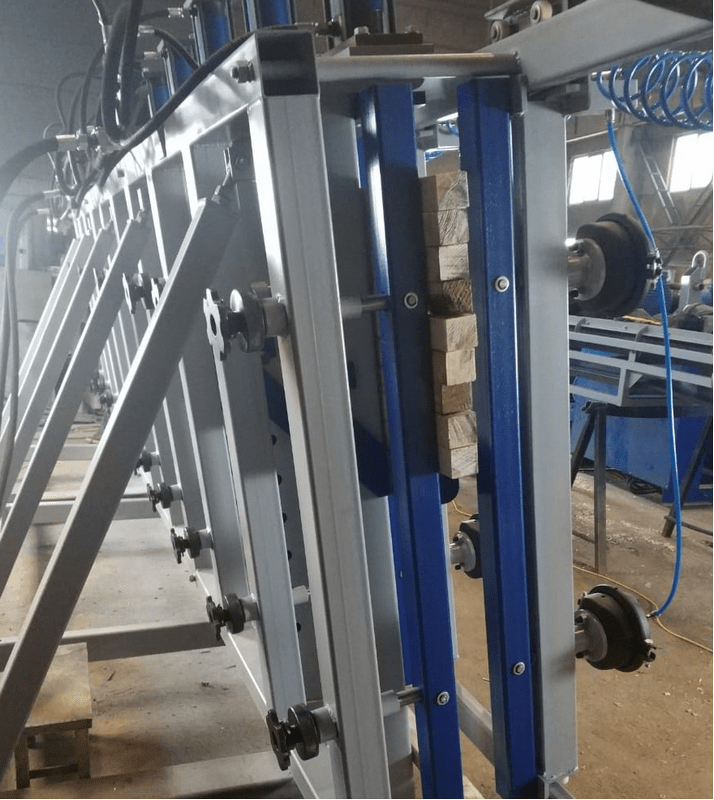 IRONMAC Press 150/HP Universal 150/6HP Universal  Возможность регулировать вертикальные стойки  Для склейки разнотолщинных заготовок на прессе имеется возможность регулировать вертикальные стойки под разную толщину изделий 