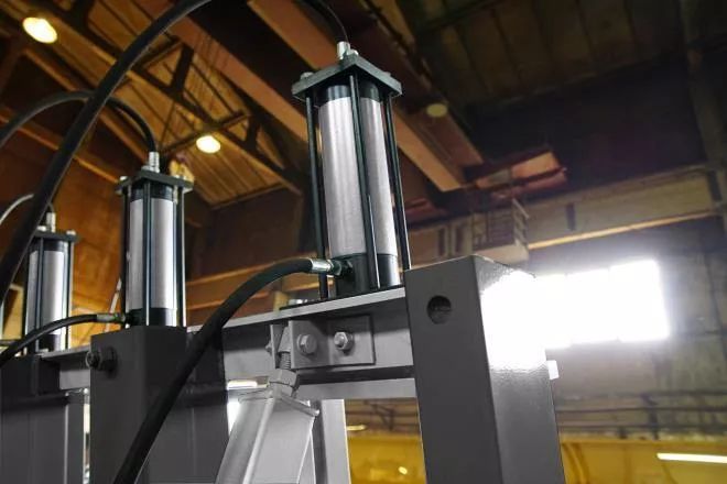 IRONMAC Press 150/HM 150/6 HM  Вертикальные гидроцилиндры  Гидроцилиндры служат для вертикального прижима заготовок при склеивании  Усилие гидроцилиндров регулируется в диапазоне до 13,5 тонн  Конструкция пресса выполнена с достаточным запасом про...