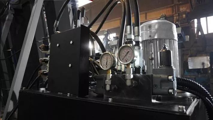 IRONMAC Press 150/HM 150/6 HM  Гидравлическая система  На прессе установлена гидроаппаратура ведущих Европейских лидеров (DMT – Италия, HKW-Италия), которые отличаются высокой надежностью и качеством  Возможность установки гидростанции с многопото...
