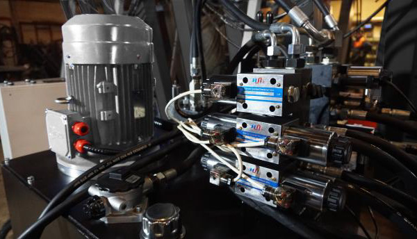 IRONMAC Press 200/3HP  Гидравлическая система  На прессе установлена гидроаппаратура ведущих Европейских лидеров (DMT – Италия, HKW-Италия, Badestnost - Болгария), которые отличаются высокой надежностью и качеством  Возможность установки гидростан...