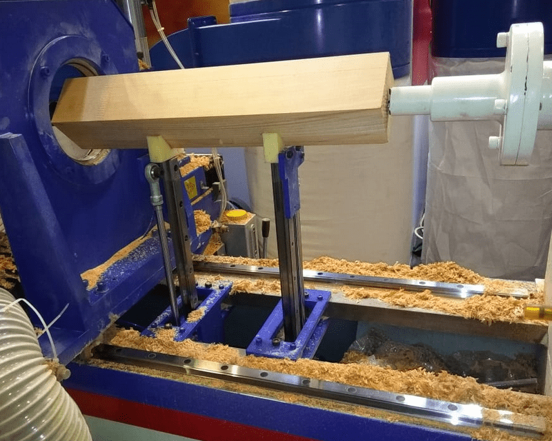 Beaver 15D4  Быстрое базирование заготовки  Значительно повышает производительность устройство автоматического базирования заготовки: из станины пневматически поднимаются держатели, заранее настроенные на размер бруска, в держатели закладывается з...