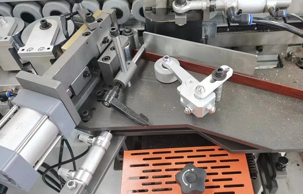 EXCITECH 424QLP  Подача кромочного материала  Боковой прижимной ролик  Предназначен для плавного и деликатного сопровождения кромки в рабочую зону  Встроенная гильотина на пневматическом цилиндре от AirTEC с электрическим переключателем, рассчитан...