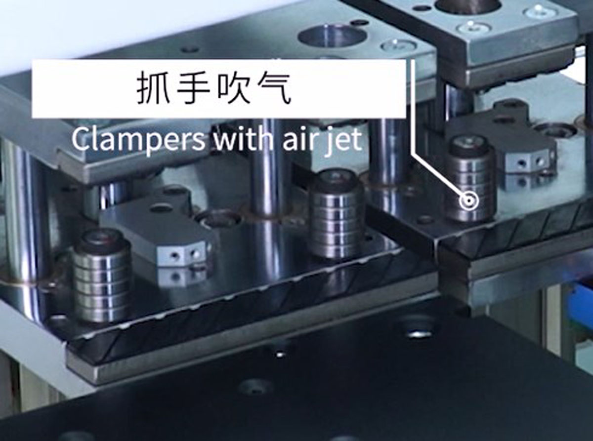 Nanxing N  Автоматический обдув зажимов перед базировкой  Перед началом обработки каждой детали оператору необходимо её установить в зажимы (Clampers)  Этих зажимов на станке два и каждый из них оснащен воздушными форсунками для обдува кромки дета...