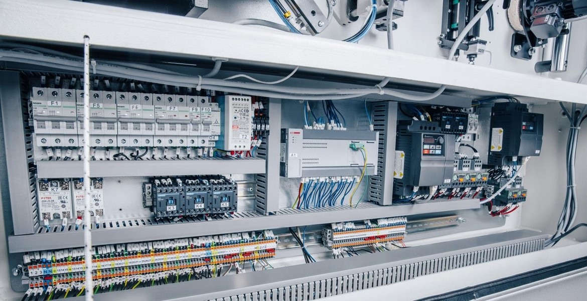 OSTERMANN 6TF PUR  Электрокомпоненты  Электрические компоненты станка находятся в специальном корпусе;Гарантирует защиту от пыли и отходов производства;При этом обеспечивает удобный доступ ко всем элементам;Реле контроля фаз защищает от повышения ...
