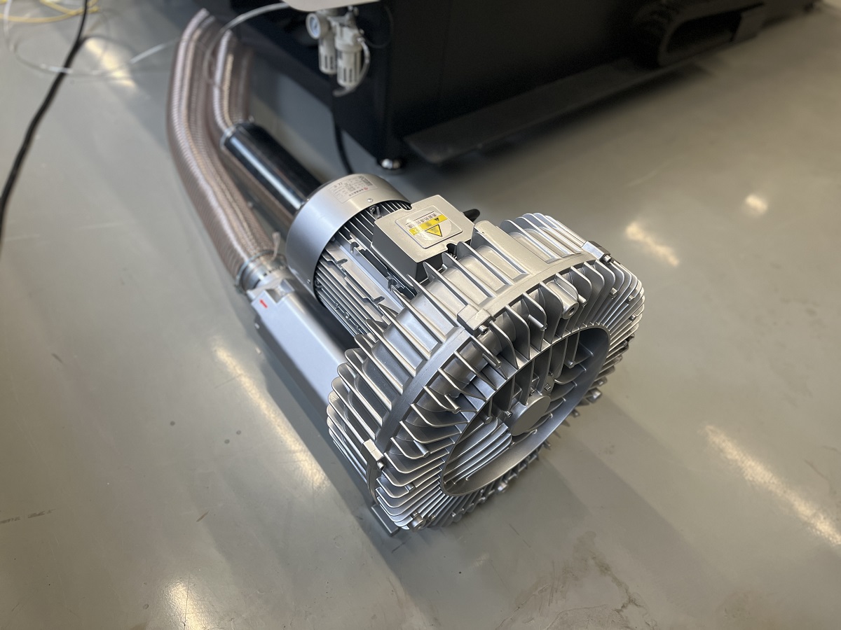 Filato DIGICUT 1625 B  Вакуумный насос вихревого типа  Супер высокопроизводительный насос вихревого типа обеспечивает производительностьдо 1050 м3/час и глубину вакуума до 0,5 Бар, что гарантирует надежную фиксацию материалов, а это в свою очередь...