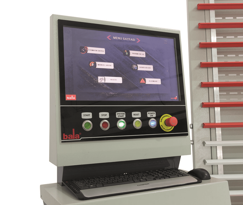 Bala Makina DPM AV  Система управления  ЧПУ станком с PLC дисплеем позволяет управлять в автоматическом режиме подачей пильного суппорта, его разворотом в положения горизонталь – вертикаль, пневматическими подъемными захватами, а также боковым поз...