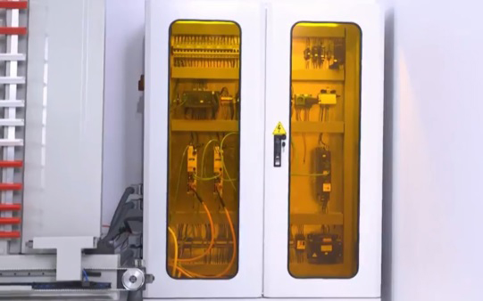 Bala Makina DPM AV  Отдельный электрошкаф  Все электрокомпоненты системы управления станком вынесены в отдельный пылезащищенный электрошкаф, обеспечивающий бсперебойную и стабильную работу станка 