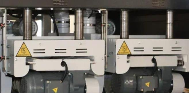 EcoWood EXCELLENT 1300 T6B  Надежное крепление шлифовальных узлов  Каждый шлифовальный узел крепится на 4х массивных направляющих, что обеспечивает точность позиционирования и стабильное качество шлифования 