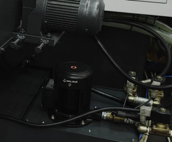 SPECTR G5 - 60YS  Маслоотделитель (сепаратор СОЖ)  Маслоотделитель или сепаратор СОЖ служит для удаления плавающего масла с поверхности СОЖ диском из нержавеющей стали со специальным покрытием для налипания масла  Удаляется масло, чистая СОЖ посту...