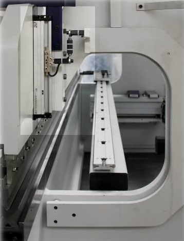 IRONMAC HPB-C 135/3200  Электронные линейки  Электрогидравлическая синхронизация осей Y1 и Y2  Электронные линейки положения ползуна Givi (Италия)/Fagor (Испания)  с точностью до 0,01 мм (ось Y1+Y2) 