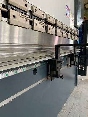 IRONMAC HPB-C 135/3200  Крепления и линейные направляющие  Пресс оснащен креплениями для быстрой смены пуансона  Передние поддерживающие суппорты перемещаются по линейной направляющей 