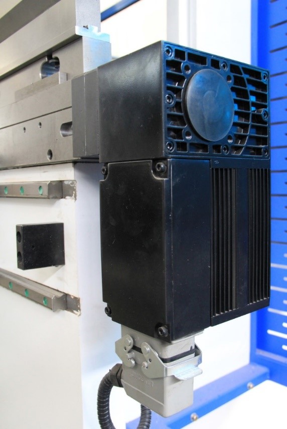 IRONMAC HPB-C 135/3200  Моторизированная система компенсации прогиба  Моторизированная система компенсации прогиба верхней траверсы стола (бомбирование) тип WILA (Нидерданды)  Cистема компенсации прогиба необходима при гибке изделий длиной более 2...