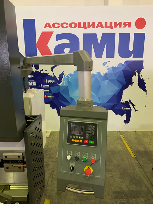 IRONMAC HPB-  Контроллер E22  Библиотека инструментальной оснастки позволяет задавать угол гиба в градусах  Что позволяет оператору изменить угол без дополнительных вычислений вручную, снижая риск ошибки 