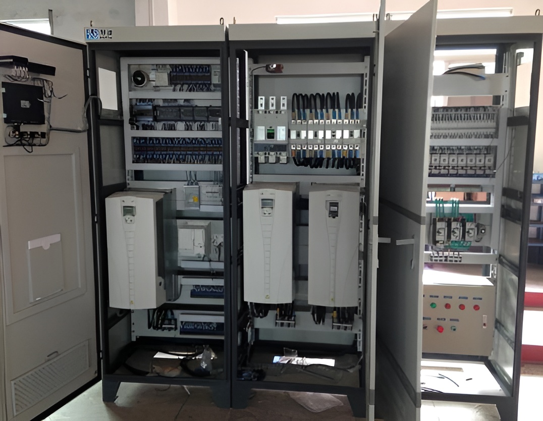 EcoWood Jet Pulse JP-50  Шкаф управления  Шкаф оснащен частотными преобразователями для регулировки работ системы  Все электрические компоненты (контакторы, пакетные выключатели) от мировых лидеров про производство электрики – Schneider или Rexroth 