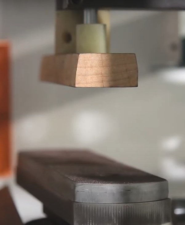 EcoWood LH400-1  Надежный прижим заготовки  Центральный прижим фиксирует как малогабаритные, так и крупные заготовки 