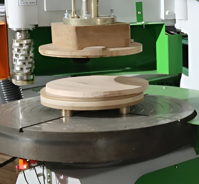 EcoWood LH1100-1  Надежный прижим заготовки  Центральный прижим фиксирует как малогабаритные, так и крупные заготовки