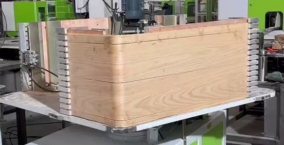 EcoWood MRS 900  Пневморежим заготовок  Прижим заготовок осуществляется с помощью пневмоцилиндра  Прижим осуществляется металлической зубчатой гребенкой, что позволяет раскраивать заготовку пилами – распил происходит между зубьев 
