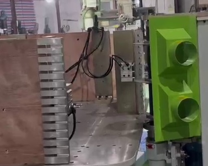 EcoWood MRS 900  Аспирационные патрубки  Для удаления опилок на станке установлено 2 круглых аспирационных патрубка 