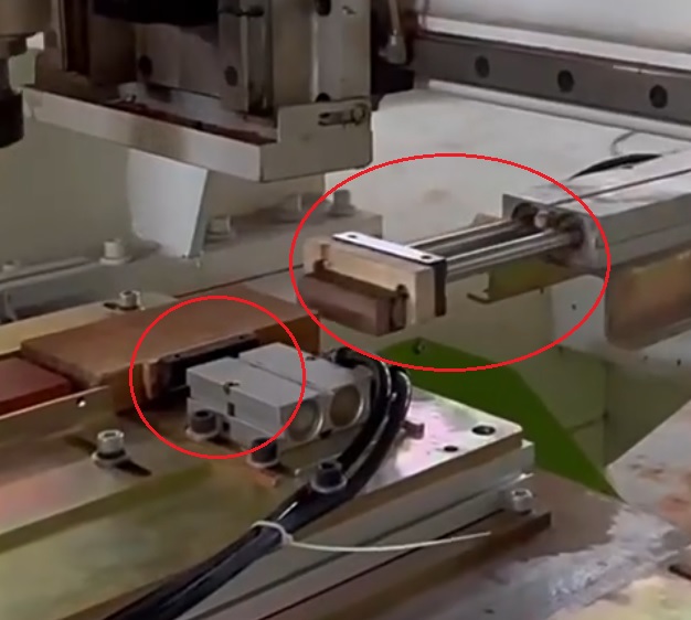 EcoWood M800-2 M800-2  Прижимы  2 пневмоприжима надежно фиксируют заготовку во время обработки 