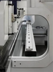 SMD PBA 170-3200  Электрогидравлическая синхронизация осей Y1 и Y2  С системой компенсации деформации силовой конструкции (корпуса пресса) за счет крепления на С-образную скобу, которая фиксируется на нижней части станины, линейных датчиков, считы...