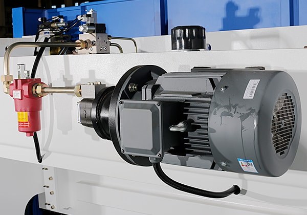 SMD PBC-50/1300  Сервомотор  Привода гидравлического насоса, в купе с новой конструкцией гидравлических клапанов обеспечивают до 40% экономии энергии  Скорость холостых перемещений гибочной траверсы возрастает до 200 мм/с, рабочая скорость достига...