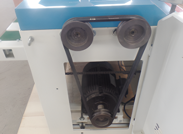 EcoWood SR-R 920 SR-R 920  2 клиновых ремня  Обеспечивают надежную передачу крутящего момента от главного двигателя на шлифовальные барабаны 