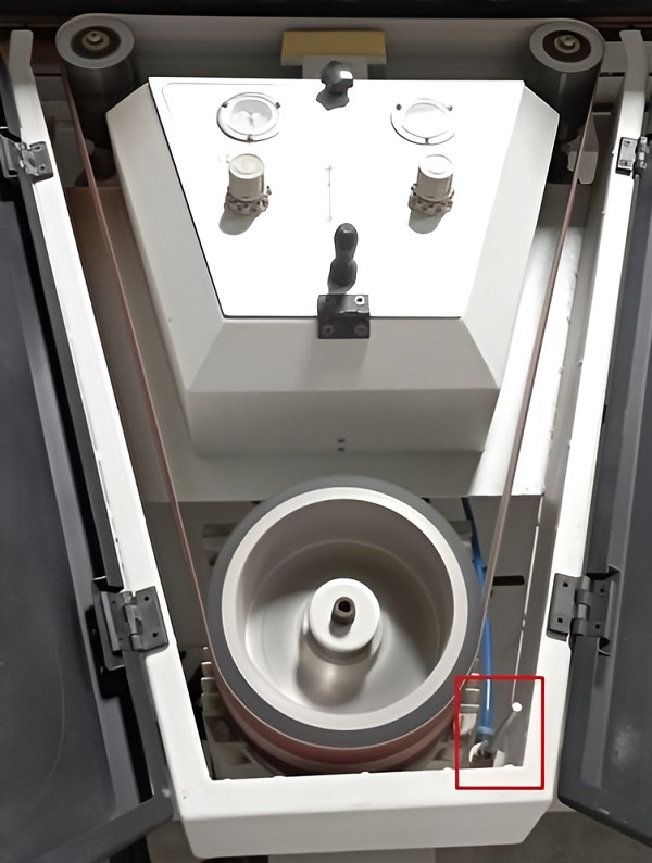 EcoWood S2W6 EcoWood S2W6  Обдув шлифовальной ленты на узле с пневматическим утюжком  На станке предусмотрена автоматическая компенсация износа шлифовальных кругов (скотч-брайт)  По мере износа круга через заданные промежутки времени станок автома...