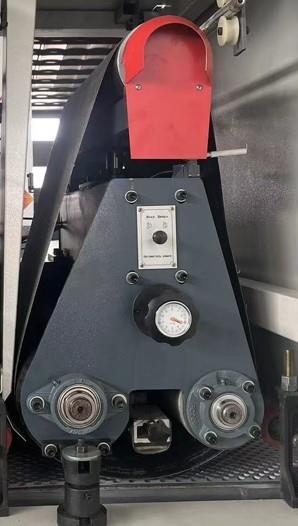 Beaver SR-RP 400  2-й шлифовальный узел (вал + утюжок)  Выполняет 2 операции чистовое шлифование обрезиненным валом и выравнивание кинематической волны с помощью плоского утюжка 