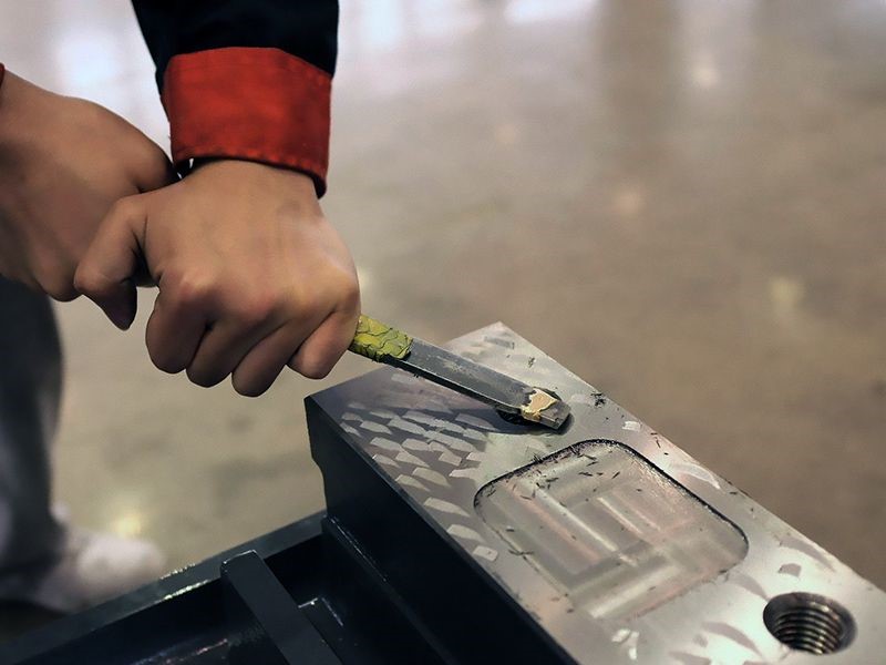 SPECTR TC T  Ручное шабрение  Применение точного ручного шабрения самых ответственных сопрягаемых поверхностей ключевых узлов станка увеличивает коэффициент контакта, снижает вибрацию и предотвращает деформации во время работы станка, что гарантир...
