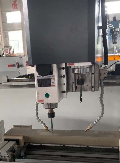 TM 3000-2  Шпиндель  Два шпинделя мощностью 4,5 кВт позволяют работать 2 разными инструментами и обрабатывать заготовку за одну установку без необходимости замены фрез  Частота вращения 18 000 об/мин 
