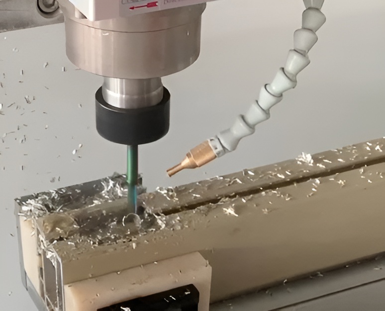 TM 1200-2  СОЖ  В комплектацию станка включена система охлаждающей жидкости, которая увеличивает моторесурс инструмента, чем улучшает качество фрезерования 