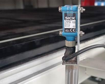 VOLCANO 3000 Double pin  Фотоэлектрическая система фирмы SICK  Немецкая Зеркально-отражательная фотоэлектрическая система фирмы SICK: предотвращает прилипание силиконовых листов 