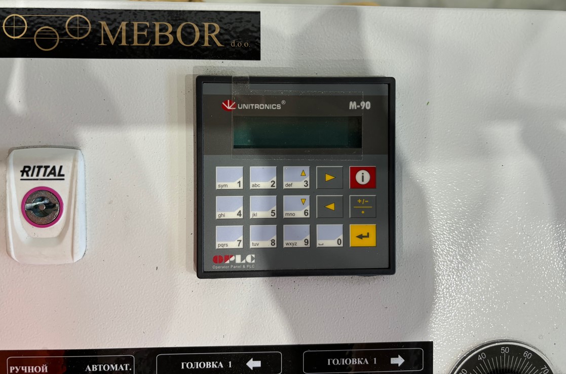 Mebor VR 800  Система управления UNITRONICS  Позволяет вносить в память до 9ти размеров для каждой подвижной пилы  Или регулировать ширину вручную при помощи лазерных указателей 