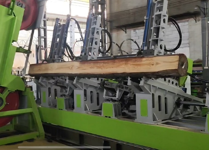 EcoWood VSM-1250 VSM-1250  Наклонная каретка  Позволяет быстро загружать и позиционировать бревна перед распиловкой  Также наклонная каретка позволяет лучше видеть вскрытую поверхность бревна оператору  Наклонная каретка оснащена четырьмя вертикал...